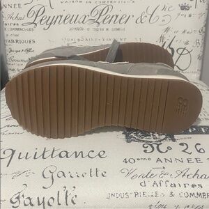 New Balance Gray Sneakers with Brown Accents